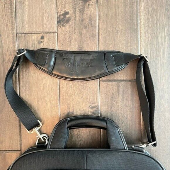 Toshiba Black & Gray Laptop Computer Bag - Picture 3 of 6